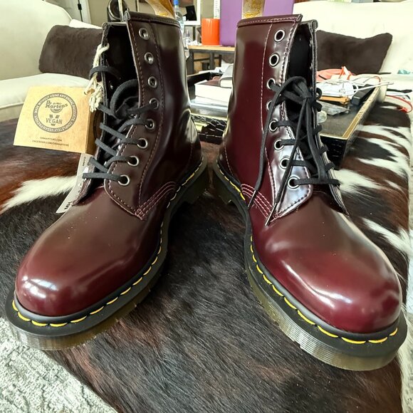 Doc Martens Cherry Red Oxford Vegan - Sz 10 Women / 9 Men *NWT* - Picture 2 of 12